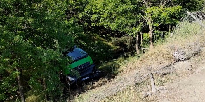 İBB'ye ait su tankeri şarampole düştü