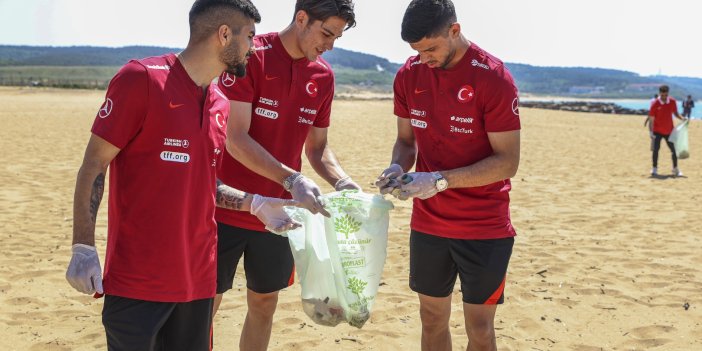A Milli Takım plajda çöp topladı