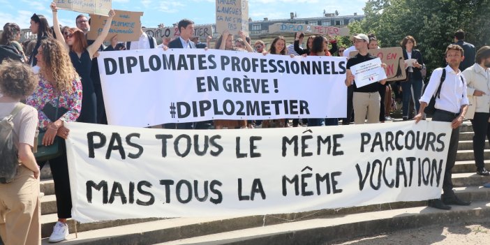 Fransız diplomatlar sokağa indi ülke tarihinde ikinci kez grev yaptılar