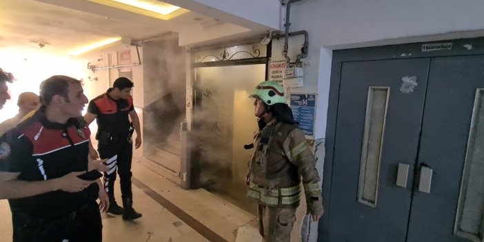 Sultangazi'de 8 katlı iş merkezinde yangın