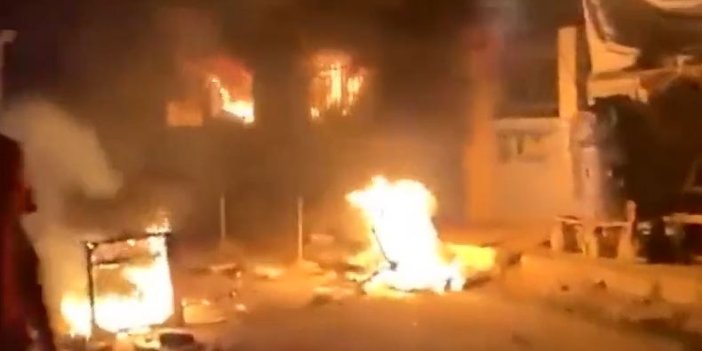 Suriyeliler Afrin'de belediyeyi basıp Türk elektrik şirketini ateşe verdi