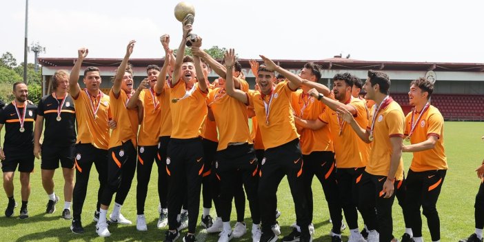 U19 Süper Lig şampiyonu Galatasaray kupasını aldı