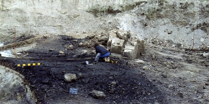 Bu siyah yer yüzlerce cesedin yakıldığı bir alan. 3000 bin yıldır orada