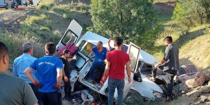 Feci kaza! Minibüs şarampole devrildi: Ölü ve yaralılar var