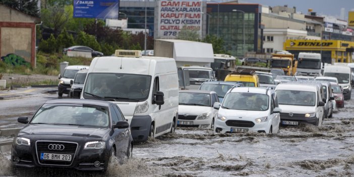 Başkentte sağanak yağmur etkili oldu. Trafikte zaman zaman aksamalar yaşandı