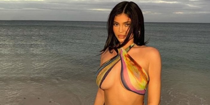 Kardashian kardeşlerin en küçüğü olan Kylie Jenner, öyle bir bikini giydi ki  gören herkes çıplak zannetti