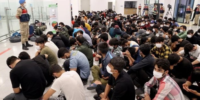 221 kaçak göçmen sınır dışı edildi