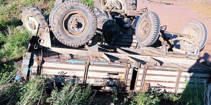 Şarampole yuvarlanan traktörün sürücüsü yara bile almadı