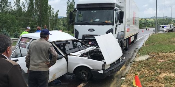 Uşak'ta otomobil tırla çarpıştı: 1 ölü, 2 yaralı