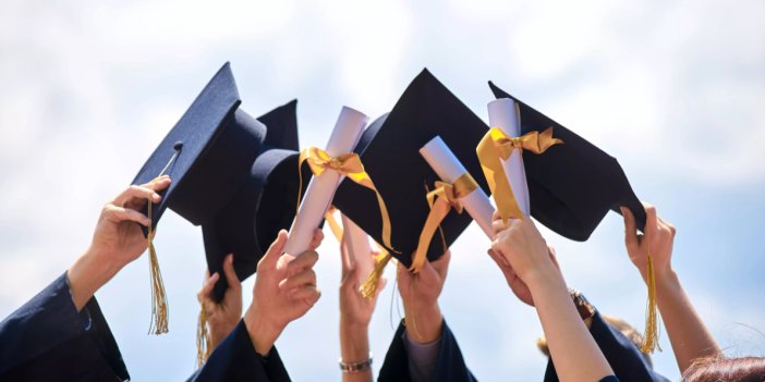 Üniversite mezunları diplomalarını yeterli bulmuyor. Bilgiler eriyor