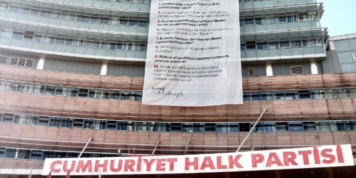 CHP Erdoğan’ın yanıtlamadığı soruları pankart yapıp genel merkeze astı