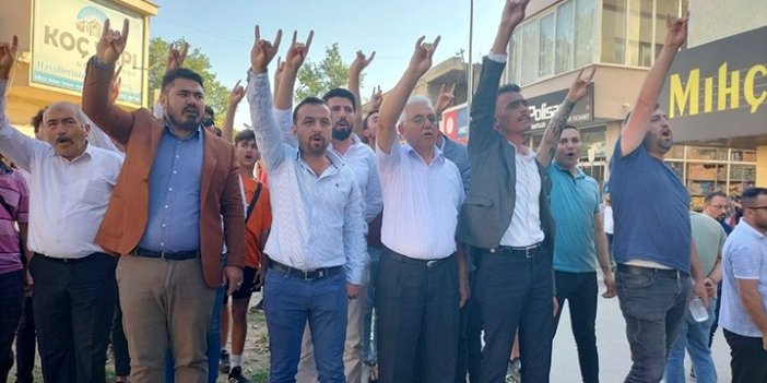 MHP'lilerden Davutoğlu'na protesto