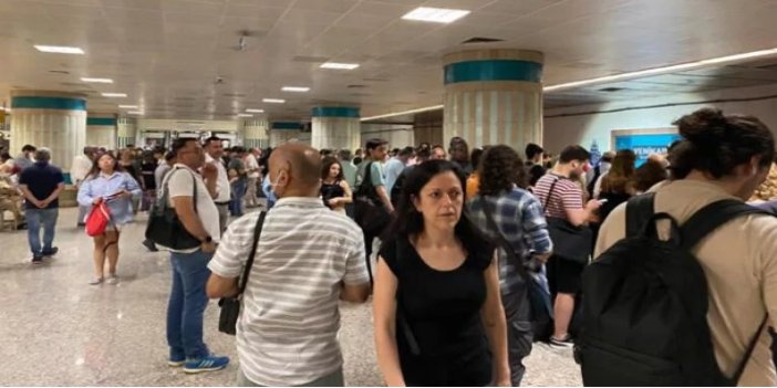 Turnikeler şeritle kapatıldı vatandaşlar arızaya tepki gösterdi | İstanbul'da metro isyanı