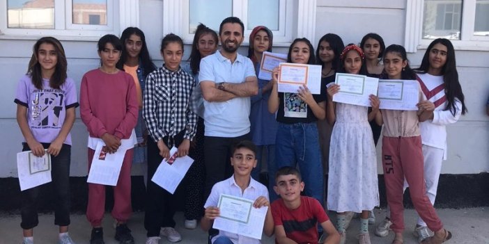 Gülseven Ailesi'nin gurur dolu günü: Ebru Yaşar Gülseven Ortaokulu'nda ilk karne sevinci