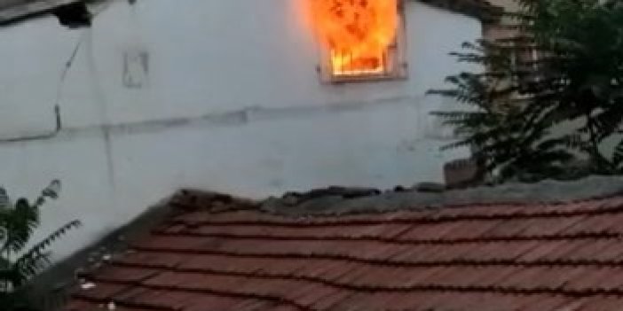 Bursa'da iki katlı ev alev alev yandı