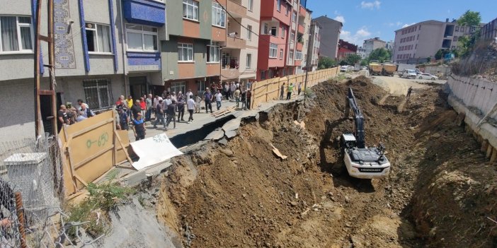 Sarıyer’de inşaat temeli atılırken yol çöktü. Vatandaşlar tepki gösterdi