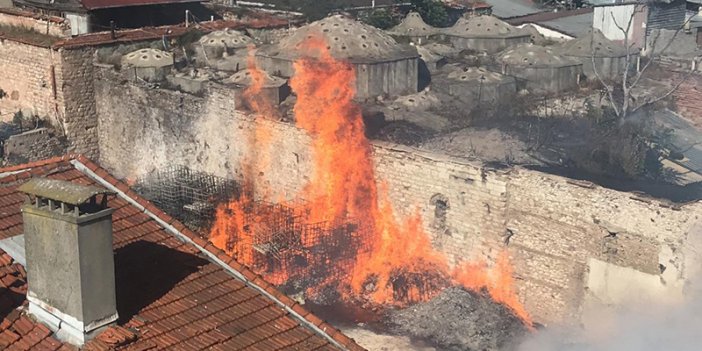 Fatih'te Kaçakçılık Şube Müdürlüğü'ne ait depoda yangın. Kim bilir neler yandı neler.