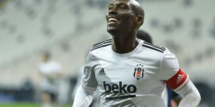 Beşiktaş gençleri gözden çıkardı. 40 yaşındaki futbolcuya sarıldı
