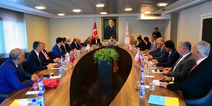 Akşener partisinin belediye başkanlarıyla buluştu