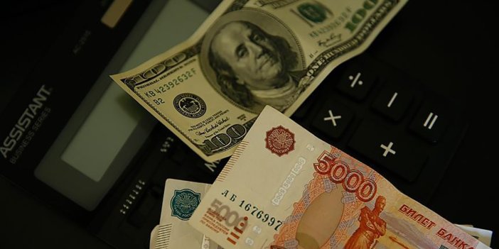 Türk Lirası düşerken savaşan Rusya'nın para birimi dolar karşısında zirve yaptı