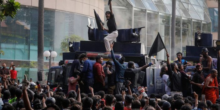 Sri Lanka'da binlerce öğrenci hükümeti protesto etti