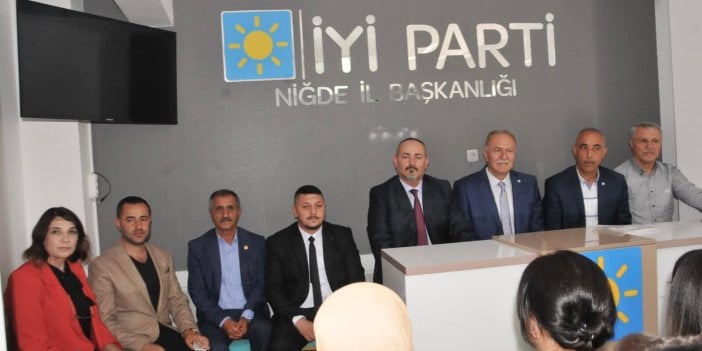 İYİ Parti’de toplu rozet takma töreni