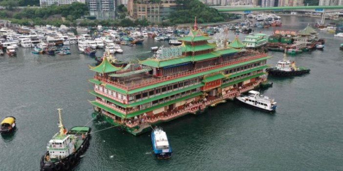 Hong Kong’un simgelerinden yüzen restoran battı