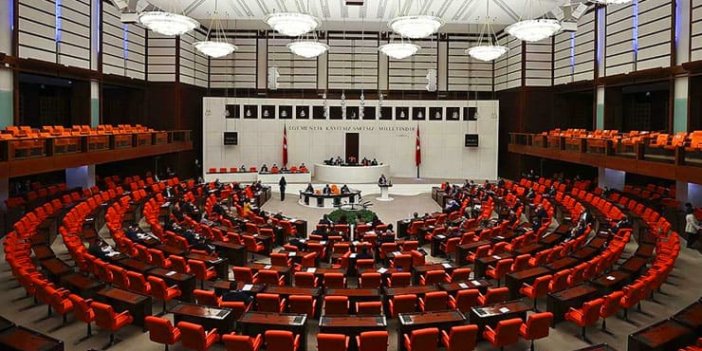 AKP’nin Meclis tatilini erteleme önerisi kabul edildi