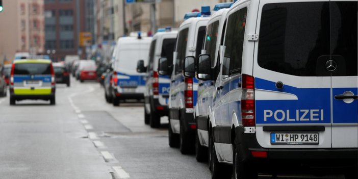 Almanya'da 8 polis aracı kundaklandı