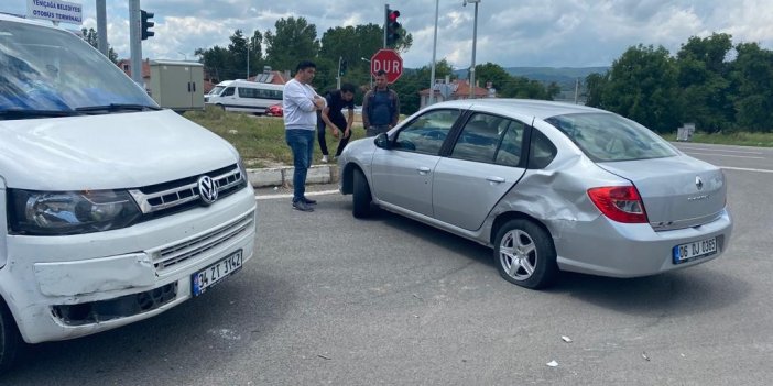 Minibüsle otomobil çarpıştı: 2 kişi yaralandı