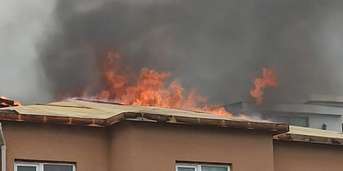 Binanın çatısı alev alev yandı. Vatandaşlar sokağa döküldü