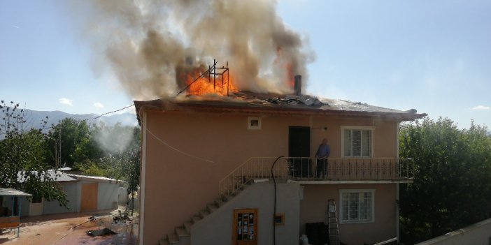 Erzincan'da iki katlı binanın çatısında yangın