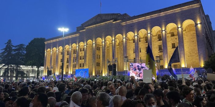 Gürcistan'da halk, AB'den 'aday ülke' statüsü alamayan hükümeti protesto etti