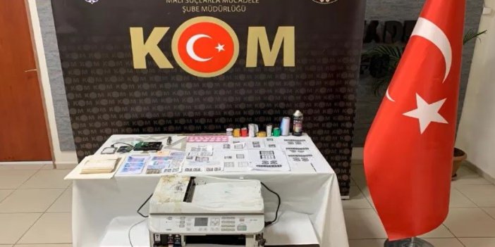 İzmir'de bir eve sahte belge operasyonu 