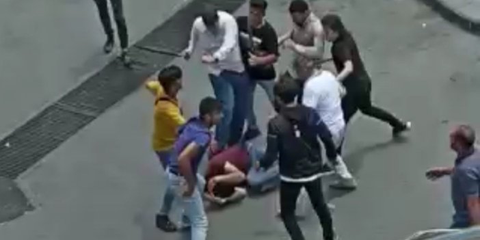 Erdoğan'a hakaret ettiği öne sürülen iki kişi çevredekiler tarafından dövüldü