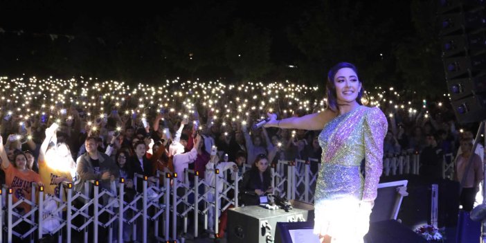 Ankara'da Melek Mosso konserinde binlerce genç Yaşa Mustafa Kemal Paşa Yaşa diye bağırdı. Yer gök inledi
