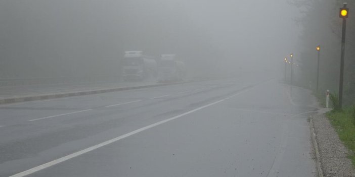  Bolu Dağı’nda şiddetli sağanak ve sis. Görüş mesafesi 10 metreye düştü