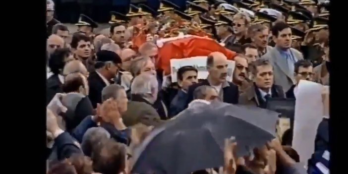 Ahmet Taner Kışlalı öldürülünce Romanya gezisini yarıda kesip cenazeye gelmişti. Bir dönemin efsane Genelkurmay Başkanıydı. Tüm subaylara üniformayla cenazeye katılma emri vermişti. İşte o görüntüler