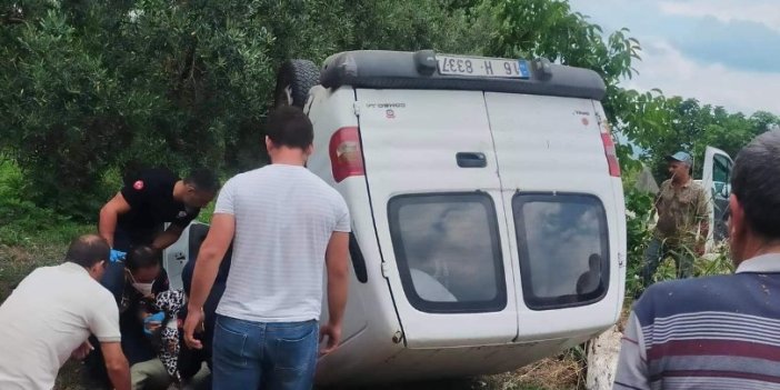 Bursa'da kontrolden çıkan minibüs tarlaya uçtu: 3 yaralı