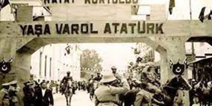 Hatay'da Fransız bayrağı indirilerek Türk Bayrağı çekildi. Atatürk orduyu sınıra yığmıştı. Hatay'da şimdi demografik yapı değiştiriliyor