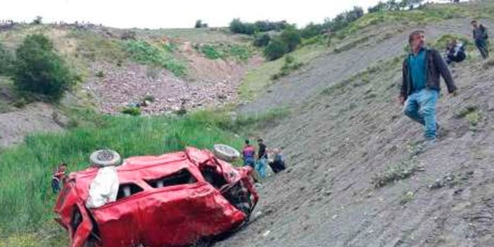 Minibüs uçuruma yuvarlandı. 4 ölü, 1 yaralı