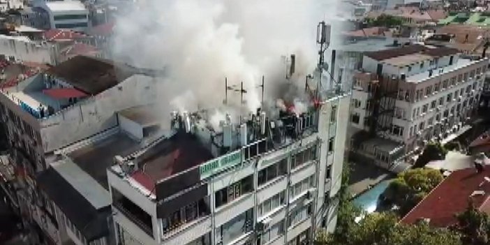 Bakırköy'de iş hanının çatısında yangın