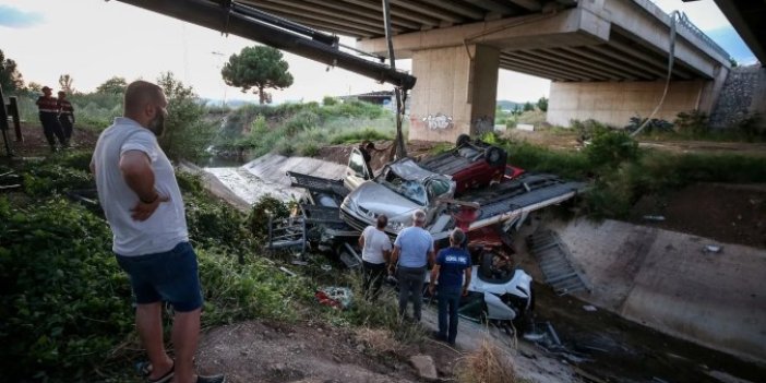 Bursa'da bir TIR viyadükten düştü 5 otomobil hurdaya döndü