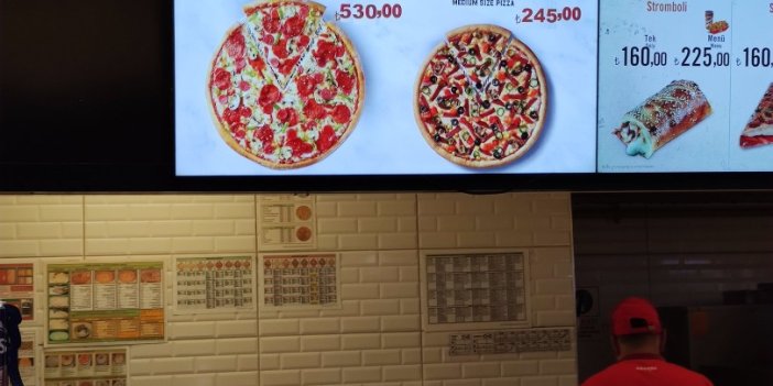 İstanbul Havaalanı’nda pizza fiyatları 'Yuh' dedirtti.  Pizza 530 kutu kola 63 su 31 lira. Bu ülkede Türk insanı insan değil mi