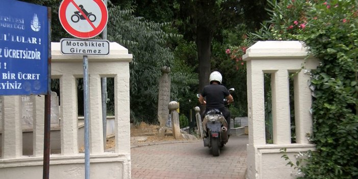 Yasak dinlemeyen motosikletliler mezarlıkta tehlike saçıyor