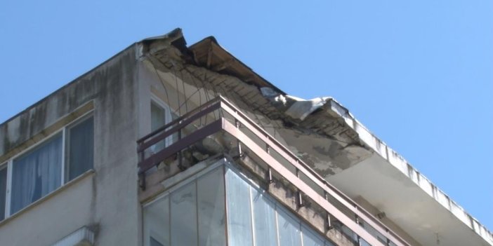 30 yıllık binanın çatısı çökerek balkona düştü