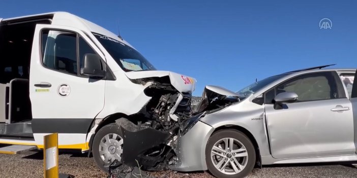 Antalya'da minibüs ile otomobilin çarpıştı: 9 yaralı