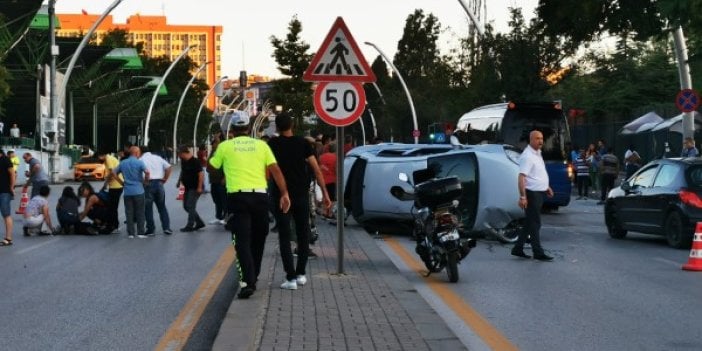 Ankara’da otomobil otobüs durağına daldı. Çok sayıda yaralı var