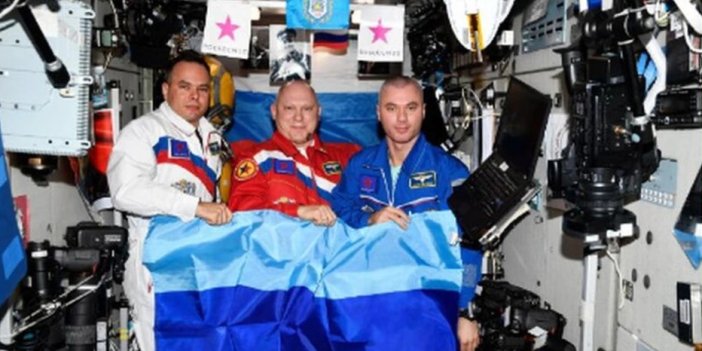 Rus kozmonotlar uzayda böyle poz verdi: Yeni bir tartışmanın fitili ateşlendi