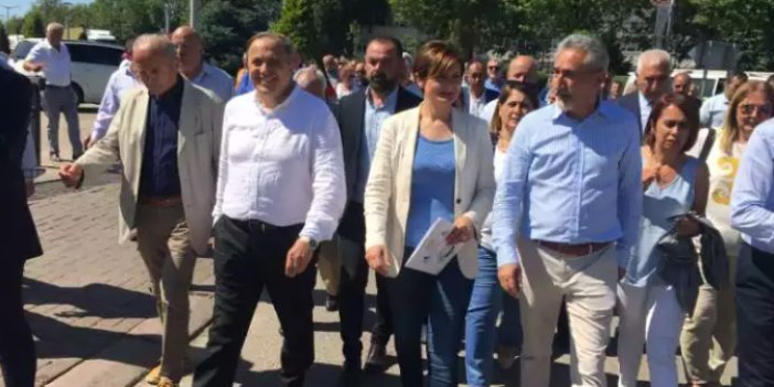 Yanında 3 milletvekili vardı: AKP'li Belediye Canan Kaftancıoğlu'nu tiyatroya sokmadı